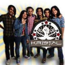 Setahun sudah ku menunggu dirimu / akhirnya kau menjadi milikku tapi sayang kehadiran kekasih lamamu. Cinta Tiga Segi Kristal Lyrics And Music By Kristal Arranged By Buluh Betong
