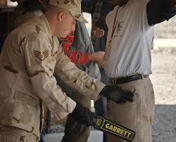 Small handheld metal detector security wand safety bars,portable battery powered adjustable sensitivity, sound vibration alarms,security scanner detects weapons,knives,screw. Super Scanner V Tragbarer Metalldetektor Garrett Metal Detectors