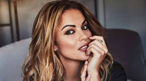 La exultante reacción de Lara Álvarez al anunciar que da el primer paso  para ser cantante: la Eurocopa