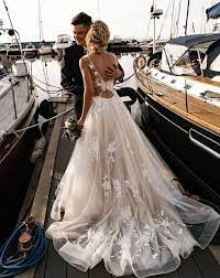 Überlegt mit weißer spitze mit blütenmuster und eingefasst in weißes satinband. Wedding Dress Gelinlik Hochzeitskleid Braut Kleider Hochzeit