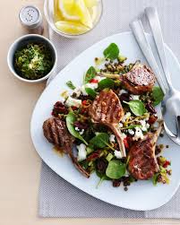 Cotes D Agneau Grillees Salade De Lentilles Epinards Feta Et Avocat Recette Salade De Lentilles Alimentation Recettes De Cuisine
