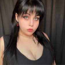 Lorrie Doss's Instagram, Twitter & Facebook