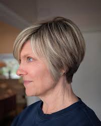 ✨ Effortless, but Make it Chic ✨ How cute is this ultra-short cropped bob?!  Soft layers, seamless blending, and the perfect mix of dimensional  highlights and lowlights to create depth and movement.