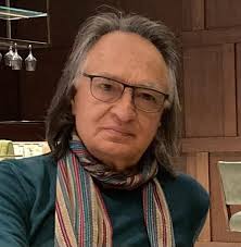 طنزک نو آمد آمد ببین که لشکر ظالم چه بی‌درنگ آمد چنان که بر سر ما تخته‌های  سنگ آمد مگر که عصر حجر آمده در این میهن و یا از آن سرِ