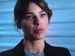 Qué feliz está aquí! Pero no me gusta Chloe con flequillo. No se parece a  ella. (Petty, lo sé. ¿Pero soy solo yo?) : r/lucifer