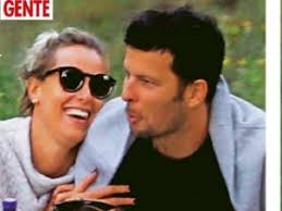 The photos of the swimmer hand in hand with her coach matteo giunta federica pellegrini comes out with the coach matteo giunta. Federica Pellegrini Pizzicata Con Il Suo Allenatore E I Parenti