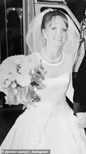 She has a dedicated photography section on her website where she gives tips for beginner photographers, posts photoshop tutorials, and gives assignments to followers so she can connect with her fans and showcase their. Pioneer Woman Ree Drummond Lets Daughter Paige 20 Try On Mom S Chic 1996 Wedding Dress Daily Mail Online
