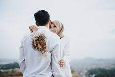 Kami akan berikan 10 inspirasi foto prewedding yang simple dengan menggunakan casual outfit. 49 Ide Prewedding Hijab Di 2021 Fotografi Pengantin Pose Perkawinan Foto Tunangan