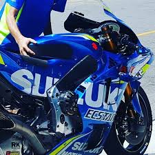 the carbon fibre reinforcement is growing on the suzuki frame brnotest motogp スズキ 自動車 レーサー