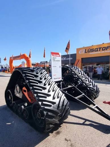En @expoagrocom contamos con la presencia de nuestros amigos de @soucyamericadosul . Somos representantes oficiales de Soucy en Argentina 🇦🇷 y presentamos el S-TECH 990, un sistema de orugas diseñado para tolvas