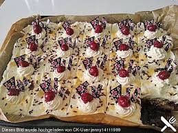 Kirsch Eierlikor Blechkuchen Mit Schmand Sahne Von Superkirst Chefkoch Kuchen Blechkuchen Lecker