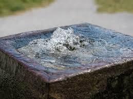 Moderne wasserspiele im garten wasserspiel modern brunnen. Gartenbrunnen Aus Stein Selber Bauen 20 Moderne Ideen Mit Bildern