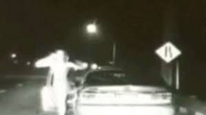 Video: Nackte Frau (28) rauscht an Polizei vorbei