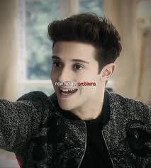 Simon Defiende A Luna De Mateo Foto