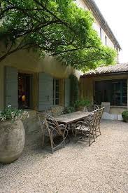 Eleganter Franzosischer Innenhof Mit Rustikalem Essbereich Im Freien Und Eleganter Essbereich Franz Amenagement Jardin Terrasse Jardin Terrasse Maison