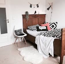 Gastezimmer Gastebett Bett Schlafzimmer Bauernbett Holz Stuhl Tur Lampe Diy Ikea Holzperlen Girlande Kissen Bettwasch Schlafzimmer Innenraum Bett