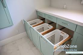 Ici le modèle de meuble présente l'avantage de cacher le lave linge derrière une porte et reste facile à utiliser à chaque lessive. Meuble Bac Linge Buanderie