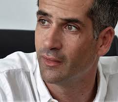 Η ντόρα μπακογιάννη απολαμβάνει τις καλοκαιρινές της διακοπές στην κρήτη, μαζί με την οικογένειά της. Thn Pio Sygkinhtikh Fwtografia Toy Kwsta Mpakogiannh Postare H Idia H Mhtera Toy Photo Queen Gr