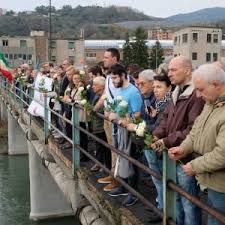 Terzo anniversario della strage del 14 agosto del 2018 che causò 43 vittime e portò a sfollare 619. Crollo Ponte Morandi 43 Rose Bianche Per Ricordare I Morti Necrologie La Repubblica