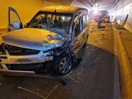 Bei einem straßenverkehrsunfall handelt es sich um ein schadensereignis mit ursächlicher beteiligung von verkehrsteilnehmern im. Meisterntunnel In Bad Wildbad Zwei Menschen Bei Unfall Schwer Verletzt Bad Wildbad Umgebung Schwarzwalder Bote