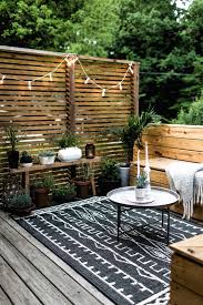 Terrassen Ideen Kleine Terrasse H Lzerne M Bel Sch Ne Minimalistische Dekorationen Kerzen Tis In 2020 Small Backyard Patio Small Backyard Landscaping Backyard Patio