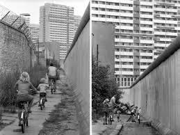 Beengend Der Familienausflug Mit Dem Fahrrad Im Jahr 1981 Bis Zur Panzersperre Fuhrte Der Ausflug Im Hintergrund Sind Berliner Mauer Mauer Berlin Geschichte