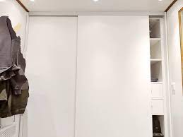 Während eine herkömmliche tür einen gewissen raum benötigt, damit sie geöffnet werden kann, zeigt eine schiebetür beim öffnen nicht in richtung raummitte, sondern verläuft an der fläche entlang. Kleiderschrank Selber Bauen Finale Holzwerkerblog Com