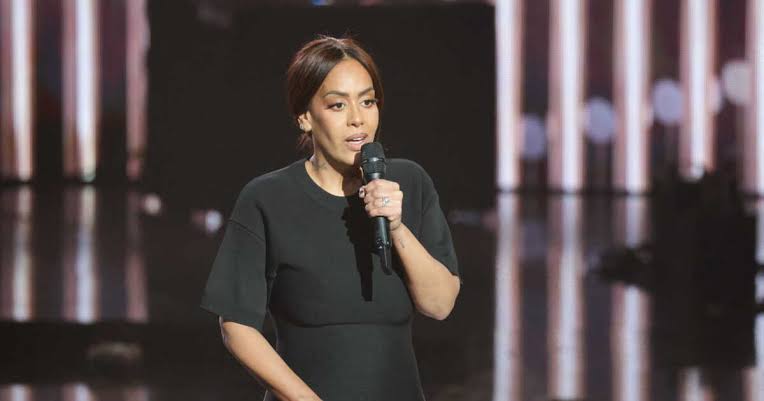 Amel Bent annule un concert à la dernière minute, voici ce que l'on sait -  Voici.fr