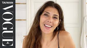 《蜘蛛人》最美梅姨57歲了！擁抱自然皺紋、不擦粉底液、體內保養靠每天吃綠藻跟維他命D｜大明星化妝間｜Vogue Taiwan