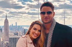 Selling sunset stars chrishell stause and jason oppenheim were spotted jetting off to italy over the weekend, just days before debuting their romance. Selling Sunset Season 3 Trailer Chrishell Stause Justin Hartley Divorce Drama Overload
