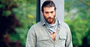 Ailesi o beş yaşındayken boşandı. Can Yaman Kimdir Kac Yasinda Nereli Boyu Kac Sevgilisi