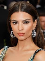 5 Celebrities Who Will Convince You To Wear Bright Eyeliner Emily Ratajkowski From Ins Emily Ratajkowski Makeup Celebrity Makeup Looks Different Makeup Looks