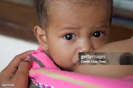 A Ro Ngao ethnic woman with her baby at Y Lieng at Dak La Medical... News  Photo