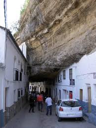 Ferienhäuser in setenil de las bodegas beim testsieger buchen. Living Under A Rock Setenil De Las Bodegas Archdaily