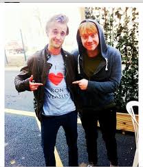 Tom Felton Rise Of The Planet Of The Apes Premiere Thought This Belonged Here Tom Felton Rony Weasley Atores De Harry Potter