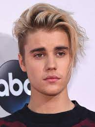 Justin Bieber S Side Swept Dyed Fringe Justin Bieber Has Had His Fair Share Of Haircuts Over The Justin Bieber Long Hair Haircuts For Men Undercut Hairstyles