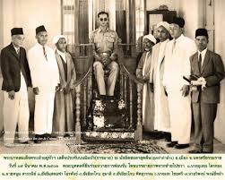 Sementara sekitar 20 pelayan duduk bersimpuh atau berlutut di depan mereka. Pondok Ban Tan Anies Baswedan Sembrani