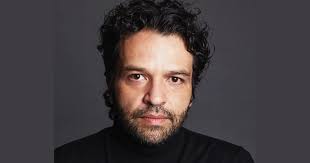 Entrevista con Mario Alberto Monroy: el actor que improvisa su destino en  teatro, televisión y streaming