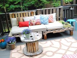 Canape En Palette De Bois Avec Coussin D Assise Gris Et Coussins Decoratifs Colores Table Basse En T Banc En Palette Salon De Jardin Palettes Canape Palette