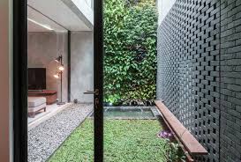 Untuk itu hal yang sebaiknya diperhatikan adalah dimensi atau ukuran tanaman yang akan ditanam di taman minimalis. Ingin Membuat Taman Di Lahan Sempit Ini Cara Mudahnya Inovasi Dunia Konstruksi Dan Bangunan Terkini