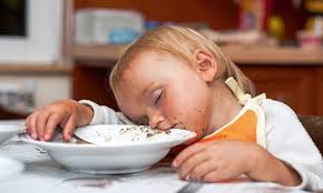 Quando in estate fa caldo e il bambino non vuole mangiare, cosa consigliare ai poveri genitori, indecisi sull'insistere o lasciare che il piccolo si piuttosto è consigliato abituare i bambini fin da piccoli a fare dei pasti ad orari, ossia regolare la loro alimentazione concentrando la nutrizione ai cinque. Quali Sono I Cibi Che Aiutano I Bambini A Dormire Meglio Ecco I Consigli Per Una Cena Della Buonanotte Prontopannolino