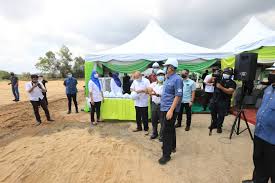 Geoelectrical resistivity survey was conducted in the bukit tenggek, setiu, terengganu to detect the possible existence of an ancient tunnel which is believed to be in the area. Majlis Pecah Tanah Bangunan Baru Jabatan Mineral Geosains Malaysia Negeri Terengganu Dr Shamsul Anuar Nasarah