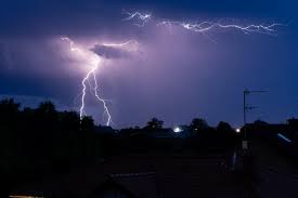 Paris ne fait pas partie des 16 départements en vigilance orange pour les orages et les crues. Meteo Paris En Vigilance Jaune Pour Orage Pluie Et Inondation Ce Vendredi 4 Juin 2021 Sortiraparis Com