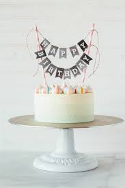 Torte Zum 18 Geburtstag Geburtstagstorten Elegante Torte Zum 18 Geburtstag Weiss Schone Tortendeko Geburtstagstorte Geburtstag Kuchen Torte 18 Geburtstag