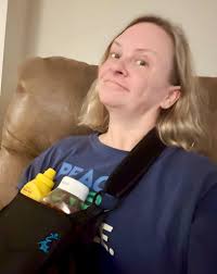 Carrying food with one working hand