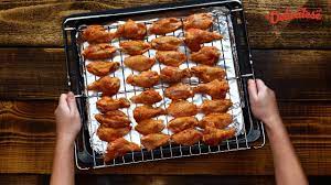 Apoi treceti cuptorul pe grill si mai lasati 5 minute. Aripioare De Pui Rumenite La Cuptor Youtube