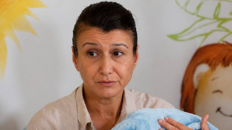 Yonca zakrada się do rezydencji, a ojciec Sinem zaczyna podejrzewać zdradę.  Zdjęcia ze 161. odcinka „Panny młodej”