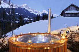 Wooden Hot Tub In A Backyard Inspiration From A Royal Tubs Client Chalet In Oesterreich Oesterreich Urlaub Luxus