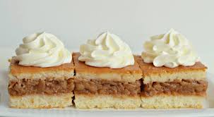 Nu este greu de preparat, iar familia va fi incantata de aroma merelor cu scortisoara. Prajitura Turnata Cu Mere Caietul Cu Retete