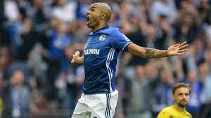 Even today, the member of the schalker centennial eleven is still loyal to his squires, our department is the traditional elf and takes on numerous. Schalke Hold On To Second Place With 2 0 Win Over Dortmund Eurosport